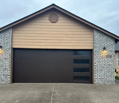 Canyon Ridge Carriage House 4-Layer Series garage door in Redmond Oregon